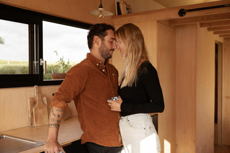 Une séance couple dans une tiny house bretonne – Léa & Tugdual