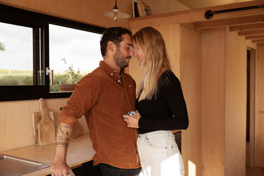Une séance couple dans une tiny house bretonne – Léa & Tugdual
