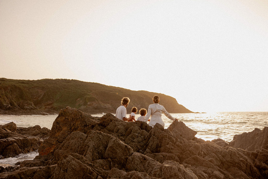 Séance photo famille plage bretagne coucher du soleil
